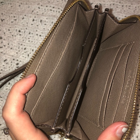 Michael Kors wristlet - Picture 2 of 4